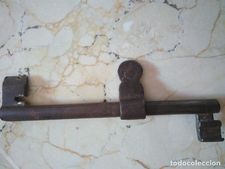 Antig&uuml;edades: ANTIGUA LLAVE DOBLE CON TOPE.  14 CM DE LARGO - Foto 2
