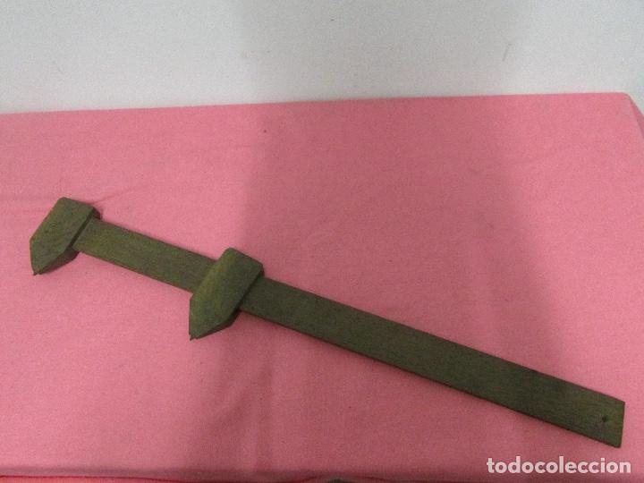 Antig&uuml;edades: Medidor de madera 44 cm. - Foto 1