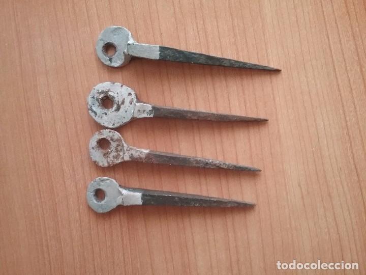 Antig&uuml;edades: 4 clavos o arandelas de hierro fundido - Foto 1