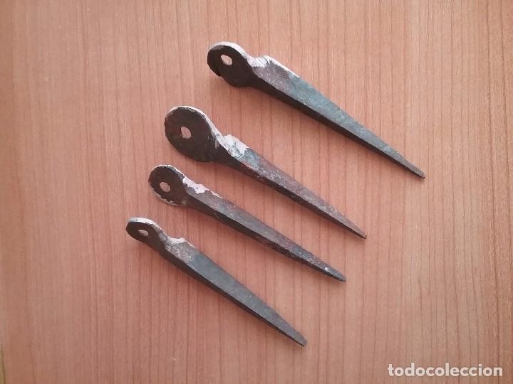 Antig&uuml;edades: 4 clavos o arandelas de hierro fundido - Foto 2