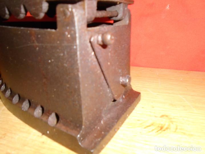 Antig&uuml;edades: ANTIGUA PLANCHA DE CARBON - Foto 3
