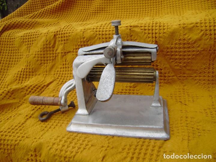 Antig&uuml;edades: PLANCHA PLIEGACUELLOS - Foto 3
