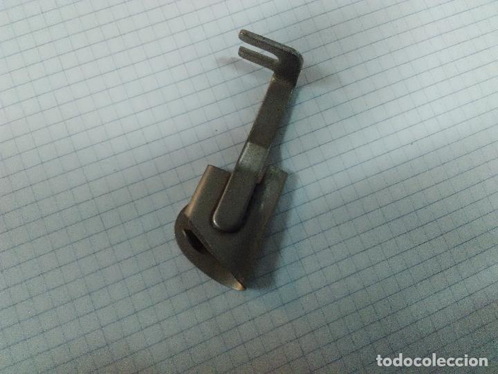 Antig&uuml;edades: Accesorio de maquina de coser Singer, pata - Foto 1