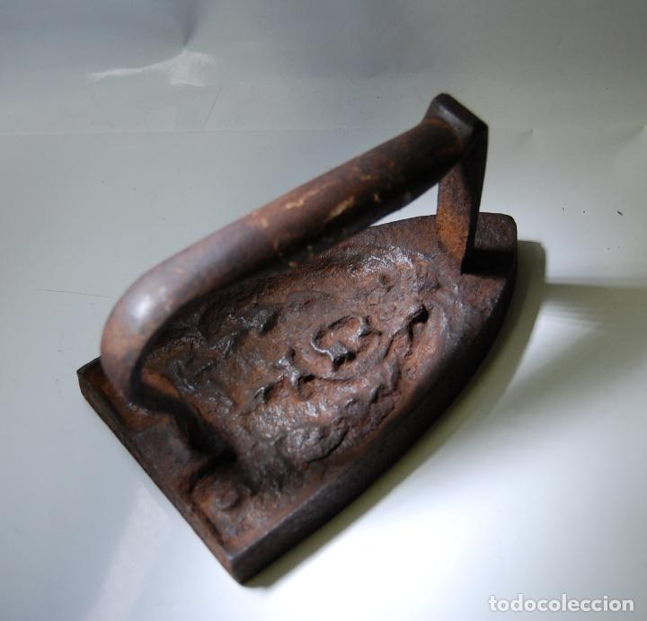 Antig&uuml;edades: PLANCHA DE HIERRO CON BONITO ESCUDO CON LAUREL - Foto 1