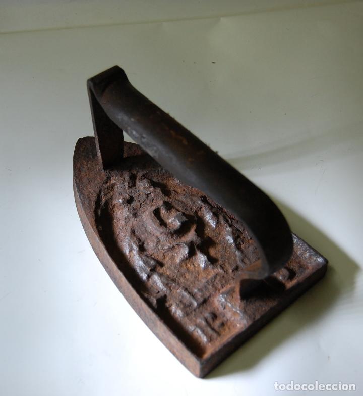 Antig&uuml;edades: PLANCHA DE HIERRO CON BONITO ESCUDO CON LAUREL - Foto 2