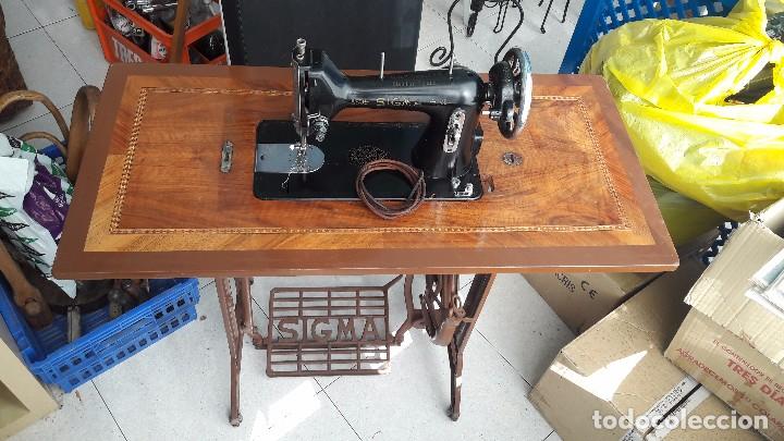 maquina de coser con pie y mesa