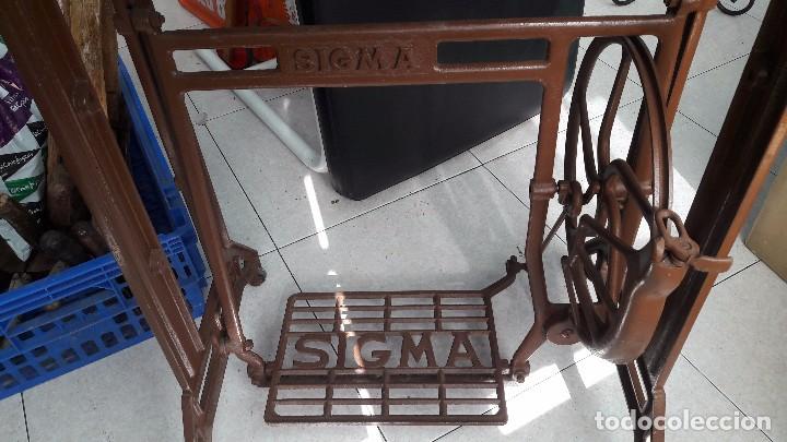 Antig&uuml;edades: maquina de coser con pie y mesa - Foto 5