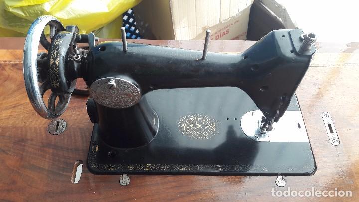 Antig&uuml;edades: maquina de coser con pie y mesa - Foto 6