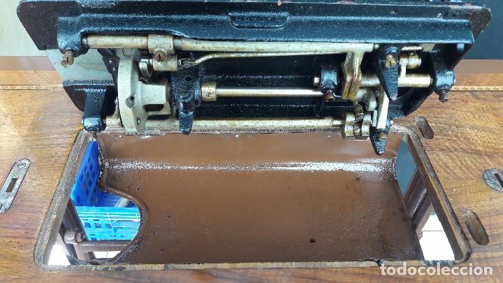 Antig&uuml;edades: maquina de coser con pie y mesa - Foto 11