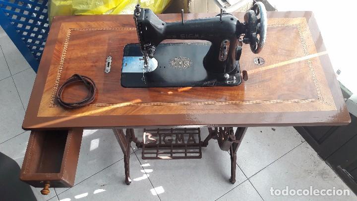 Antig&uuml;edades: maquina de coser con pie y mesa - Foto 14