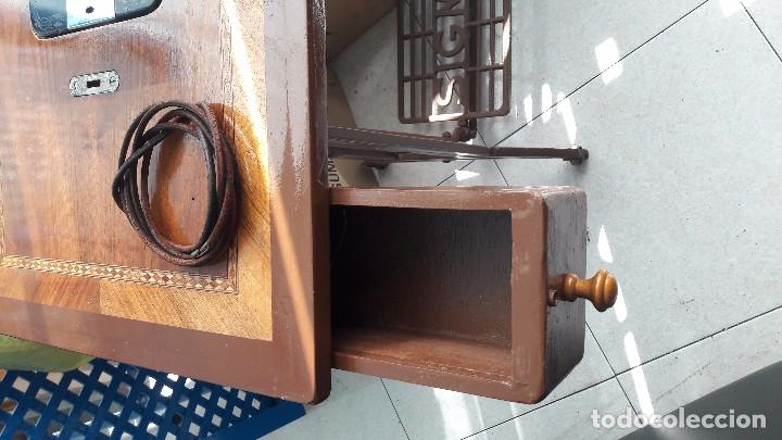 Antig&uuml;edades: maquina de coser con pie y mesa - Foto 15