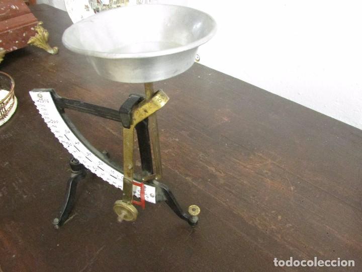 Antig&uuml;edades: Antigua b&aacute;scula con porcelana - Foto 3