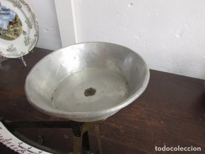 Antig&uuml;edades: Antigua b&aacute;scula con porcelana - Foto 5
