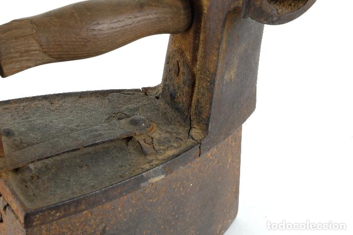 Antig&uuml;edades: Plancha antigua en hierro con mango en madera - Foto 4