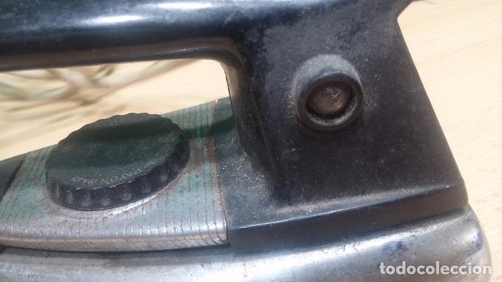 Antig&uuml;edades: Antigua plancha Solac el&eacute;ctrica de 125v - Foto 3