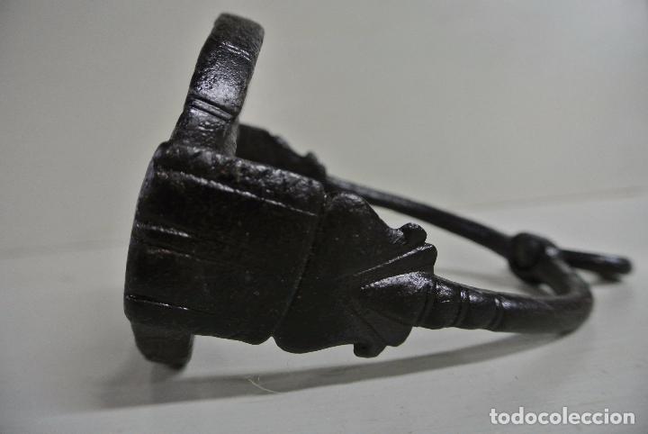 Antig&uuml;edades: Muy antiguo estribo de hierro forjado. - Foto 1