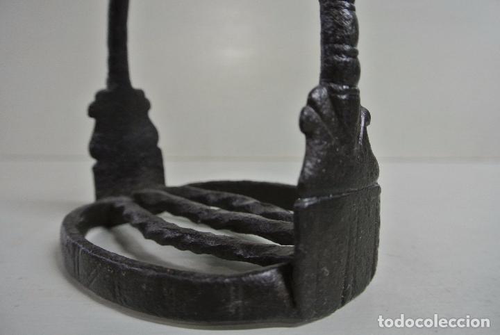 Antig&uuml;edades: Muy antiguo estribo de hierro forjado. - Foto 2