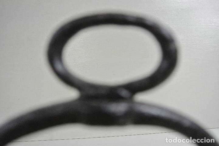 Antig&uuml;edades: Muy antiguo estribo de hierro forjado. - Foto 3