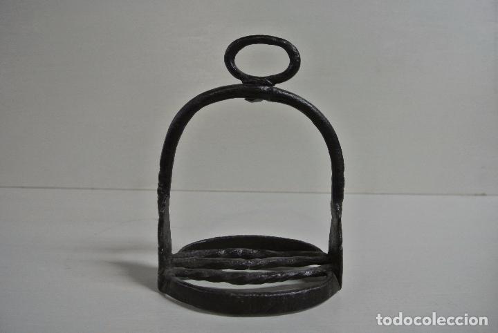 Antig&uuml;edades: Muy antiguo estribo de hierro forjado. - Foto 4