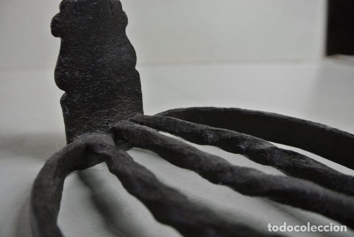 Antig&uuml;edades: Muy antiguo estribo de hierro forjado. - Foto 5
