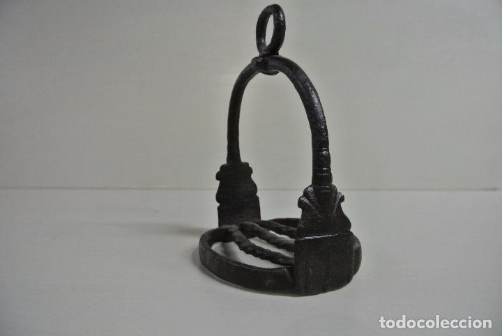Antig&uuml;edades: Muy antiguo estribo de hierro forjado. - Foto 6