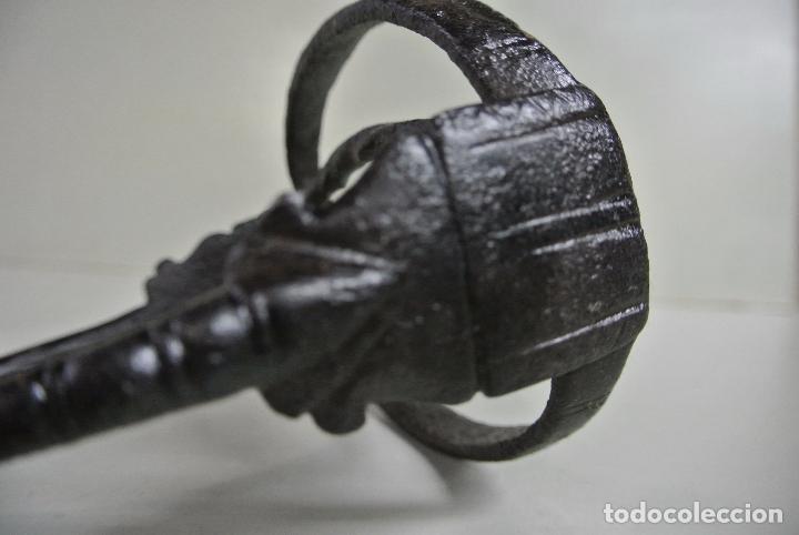 Antig&uuml;edades: Muy antiguo estribo de hierro forjado. - Foto 8