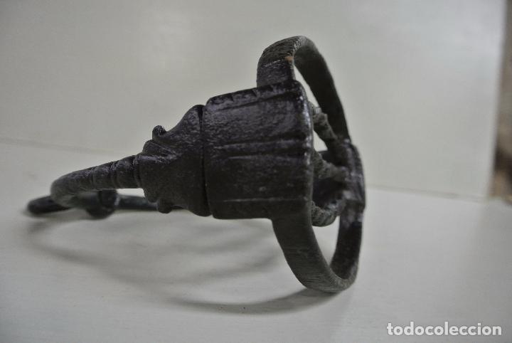 Antig&uuml;edades: Muy antiguo estribo de hierro forjado. - Foto 9