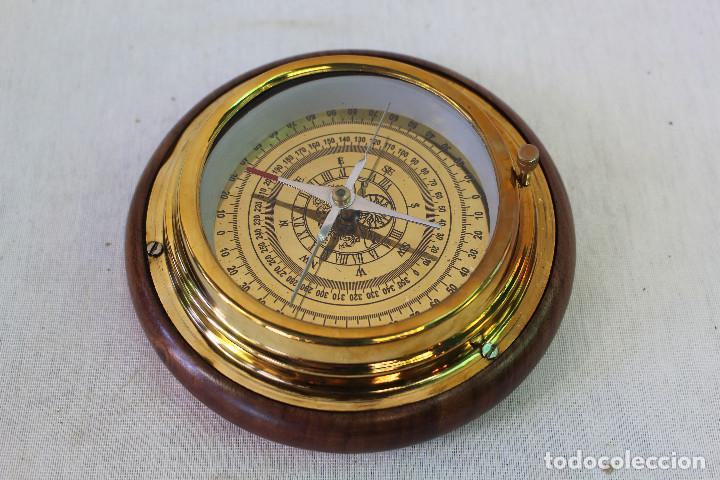 Antig&uuml;edades: brujula en madera y metal dorado - Foto 1