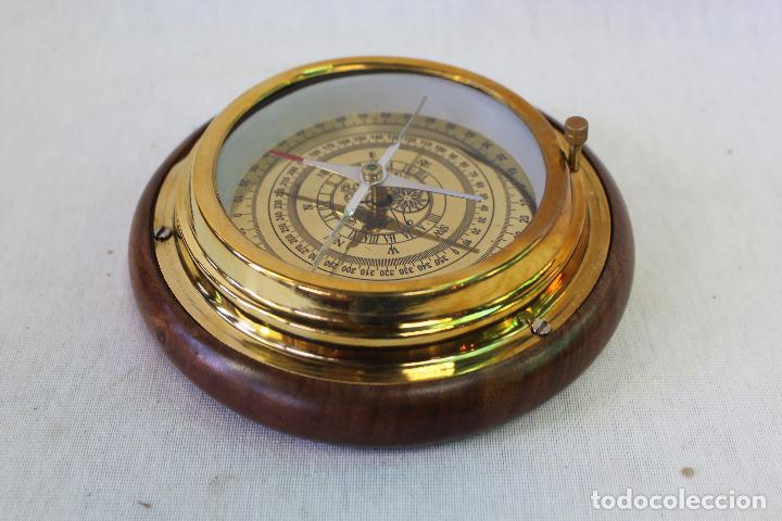 Antig&uuml;edades: brujula en madera y metal dorado - Foto 3