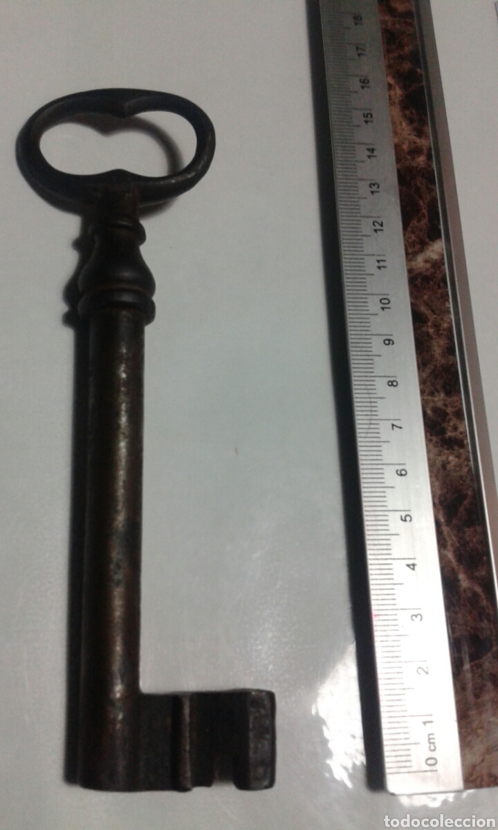 Antig&uuml;edades: Llave antigua maciza con base ahuecada. - Foto 1