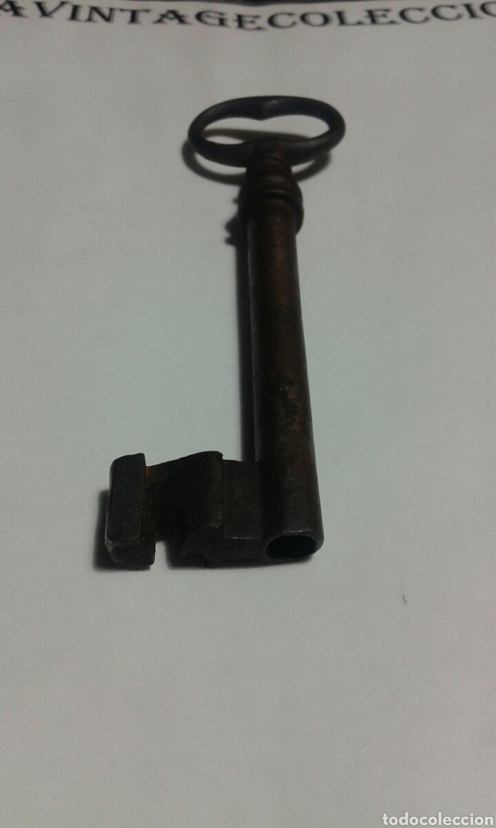 Antig&uuml;edades: Llave antigua maciza con base ahuecada. - Foto 2