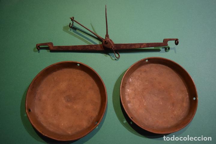 Antig&uuml;edades: Antigua balanza - Foto 1