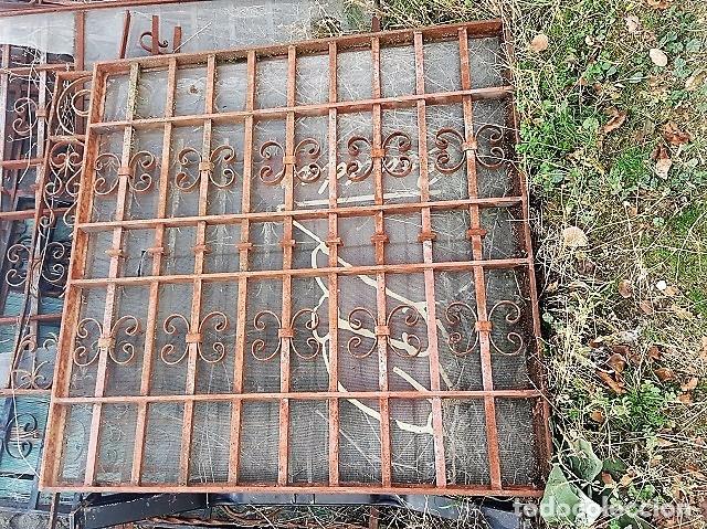 Antig&uuml;edades: Reja en hierro macizo a&ntilde;os 30. - Foto 1