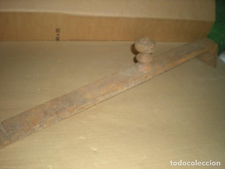 Antig&uuml;edades: CU&Ntilde;A PARA CARPINTERO O HERRERO 60X5X6CM - Foto 1
