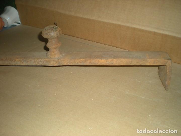 Antig&uuml;edades: CU&Ntilde;A PARA CARPINTERO O HERRERO 60X5X6CM - Foto 2