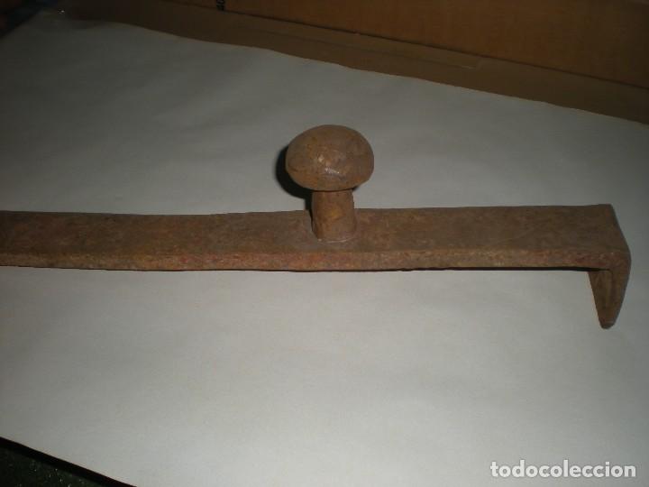 Antig&uuml;edades: CU&Ntilde;A PARA CARPINTERO O HERRERO 47X5X5CM - Foto 1