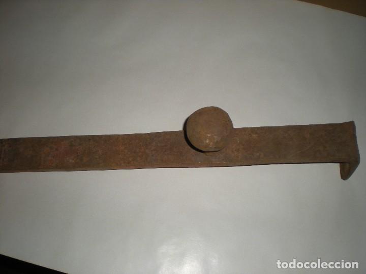 Antig&uuml;edades: CU&Ntilde;A PARA CARPINTERO O HERRERO 47X5X5CM - Foto 2