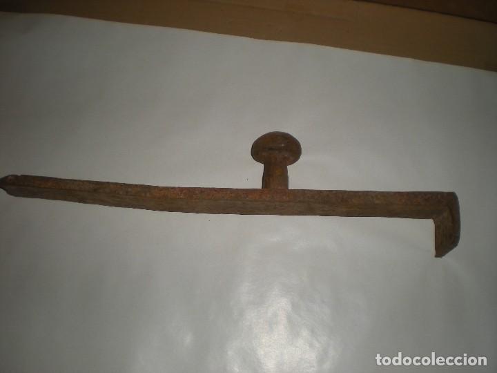Antig&uuml;edades: CU&Ntilde;A PARA CARPINTERO O HERRERO 47X5X5CM - Foto 3