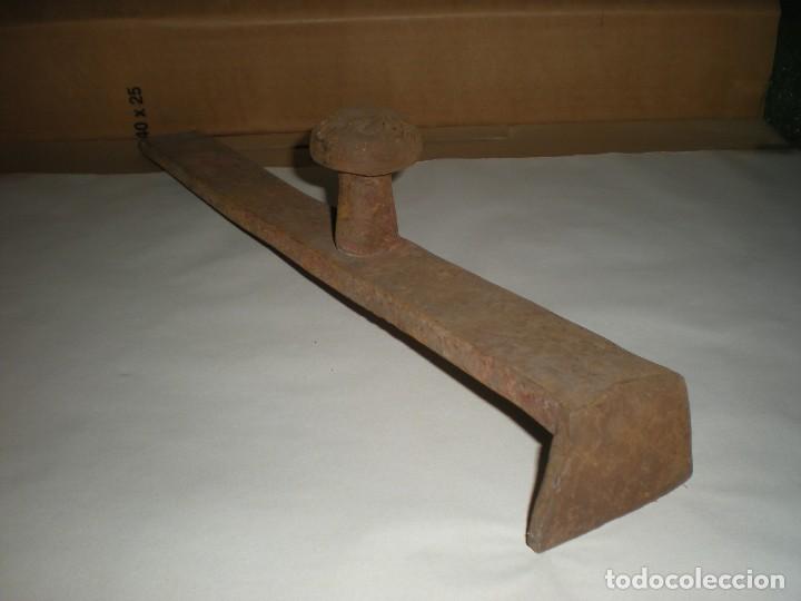 Antig&uuml;edades: CU&Ntilde;A PARA CARPINTERO O HERRERO 47X5X5CM - Foto 5