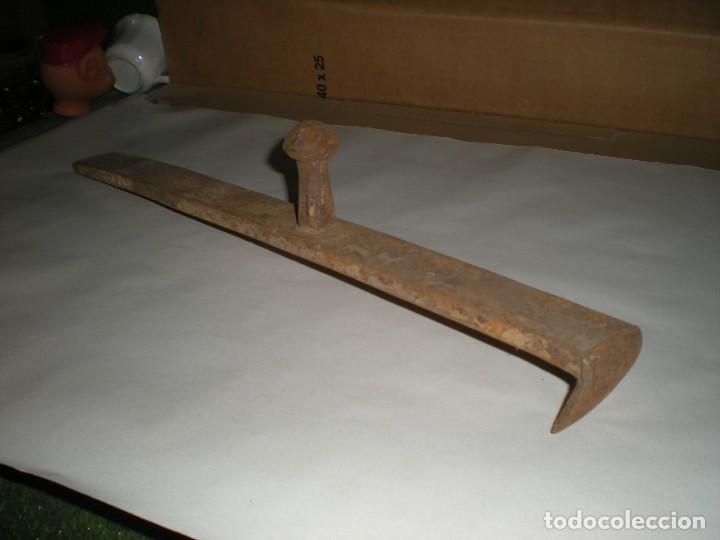Antig&uuml;edades: CU&Ntilde;A PARA CARPINTERO O HERRERO 45X4X4CM - Foto 1