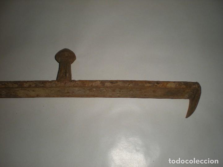 Antig&uuml;edades: CU&Ntilde;A PARA CARPINTERO O HERRERO 45X4X4CM - Foto 2