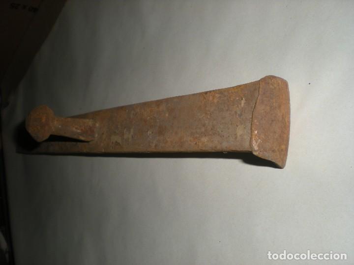 Antig&uuml;edades: CU&Ntilde;A PARA CARPINTERO O HERRERO 45X4X4CM - Foto 4
