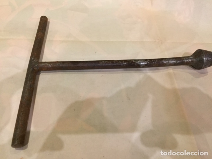 Antig&uuml;edades: Llave de coche con marca - Foto 2