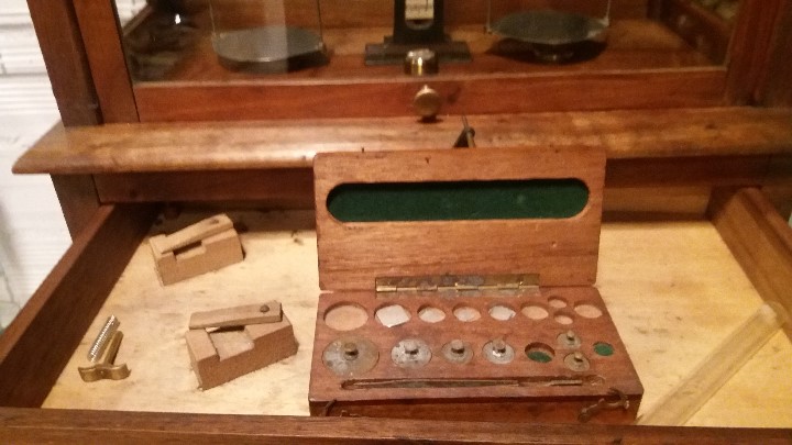 Antig&uuml;edades: balanza de precisi&oacute;n laboratorio o farmacia - Foto 4