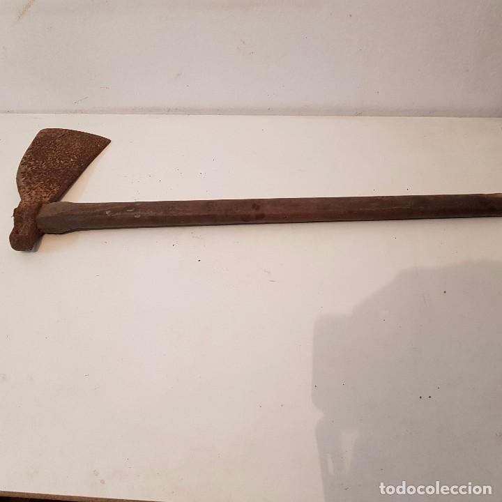Antig&uuml;edades: HACHA ANTIGUA CON MANGO MADERA - Foto 1