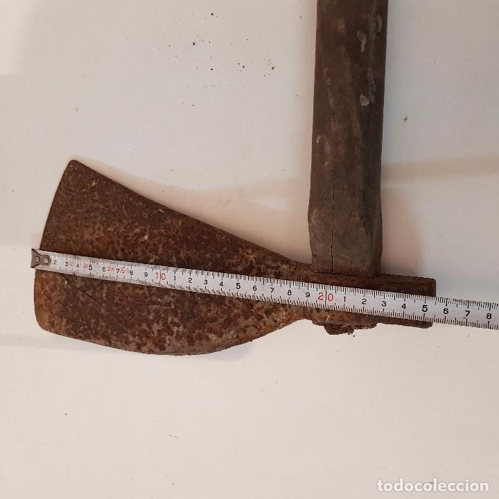Antig&uuml;edades: HACHA ANTIGUA CON MANGO MADERA - Foto 4