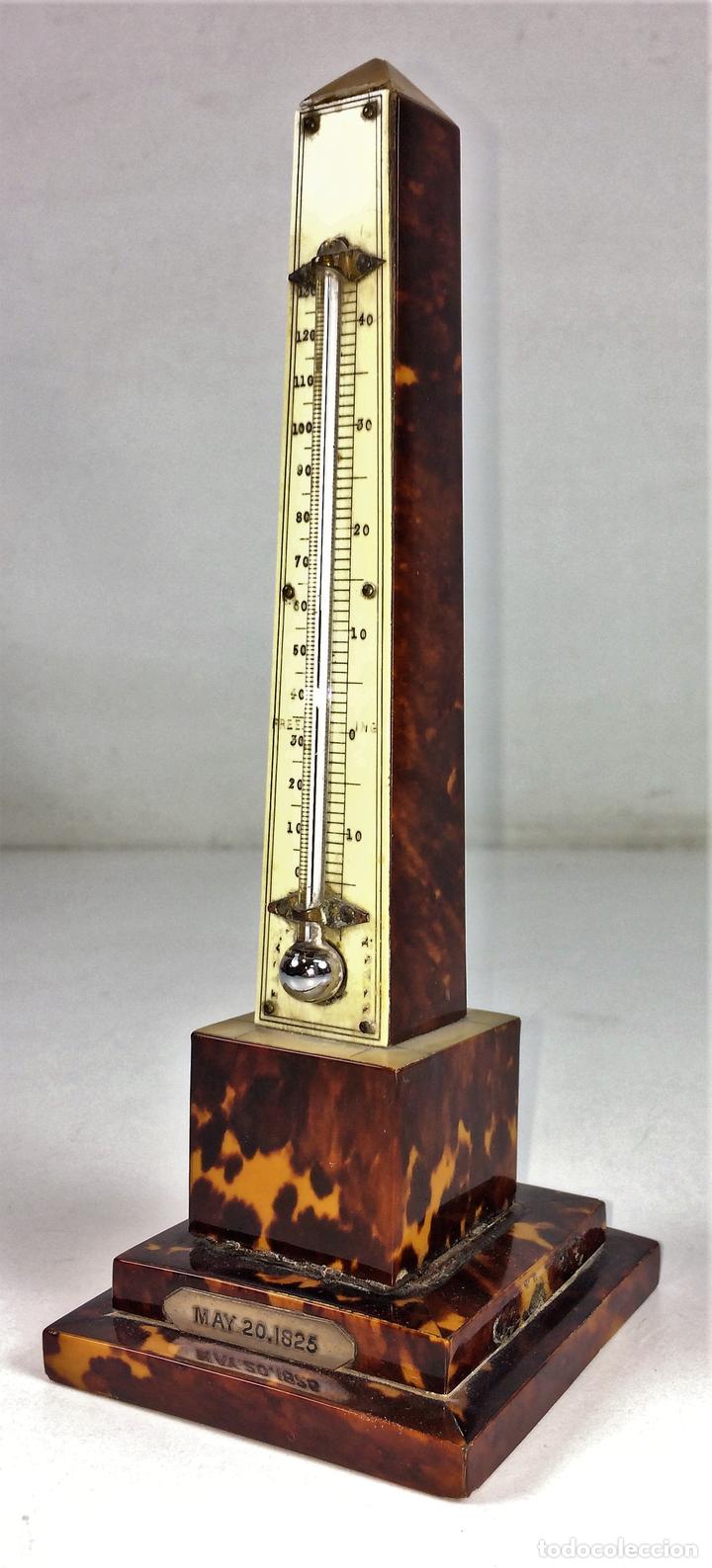 Antig&uuml;edades: TERM&Oacute;METRO REGENCIA CON DISE&Ntilde;O DE OBELISCO. MADERA, N&Aacute;CAR. E.E.U.U. (?) 1825. - Foto 4