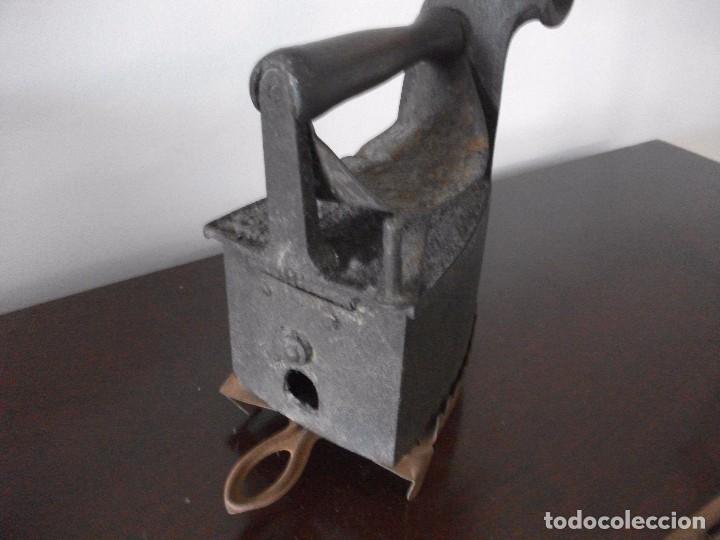 Antig&uuml;edades: PLANCHA CON SOPORTE - Foto 3
