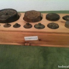 Antigüedades: BONITO TACO CON 11 ANTIGUAS PESAS DE HIERRO DESDE 5G A 1KG (M05). Lote 106750967