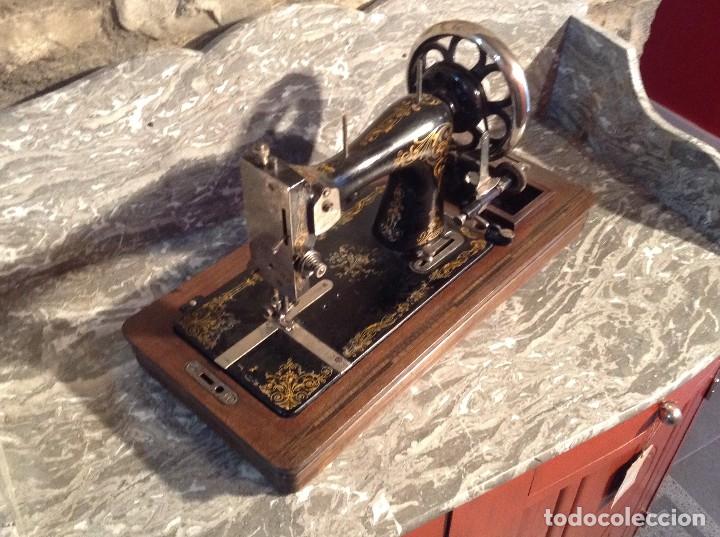 Antig&uuml;edades: M&aacute;quina de coser marca OBIN - Foto 1